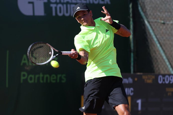 Archivo - Arquivo - 27 de junho de 2025, Milão, Itália: Itália, Milão, 2025, 27 de junho de 2025: Rafael Jodar bate de forehand durante a partida de tênis entre Dino Prizmic (CRO) e Rafael Jodar (ESP), ATP Challenger Tour Milan 2025, Semifinal, Aspria Ten