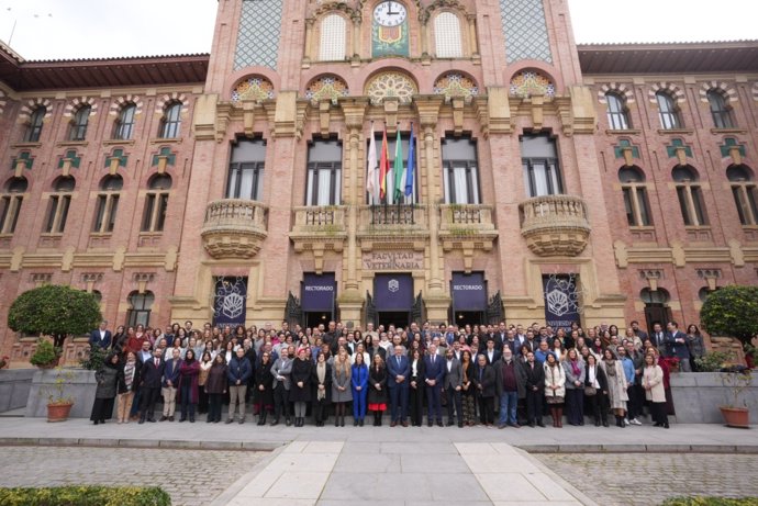 Foto de familia de autoridades y representantes de la comunidad universitaria que han tomado posesión este viernes en el Rectorado.