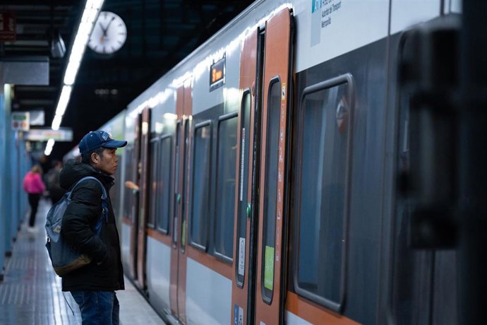 Archivo - Una persona entra en un tren, en la estación de Gràcia de Barcelona.