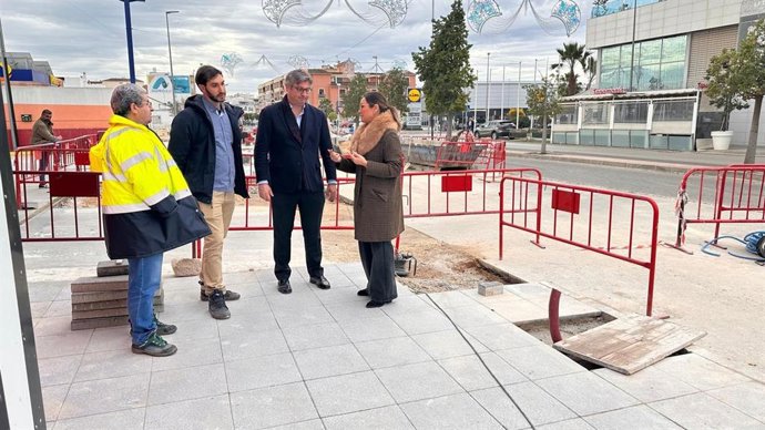 Raquel López (dcha.) habla con Sergio Velasco, durante la visita a las obras del PFEA en Puente Genil.