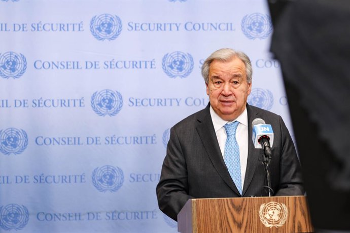 17 de dezembro de 2025, Nova York, Nova York, EUA: O secretário-geral da ONU, ANTONIO GUTERRES, informa a imprensa após uma reunião fechada sobre o Iêmen, marcando sua primeira coletiva de imprensa desde que retornou de Bagdá, após participar do encerrame