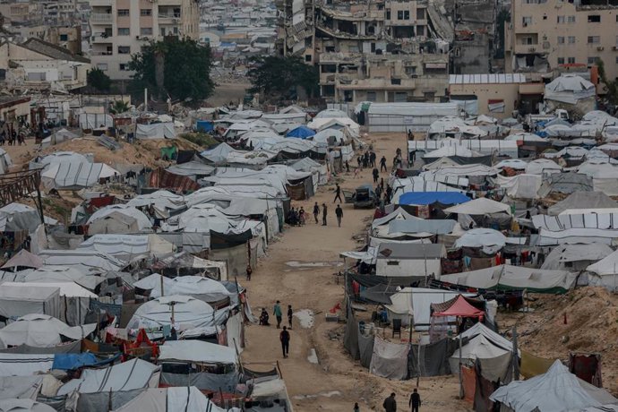 Tiendas de campaña para palestinos desplazados por la ofensiva israelí en la Franja de Gaza