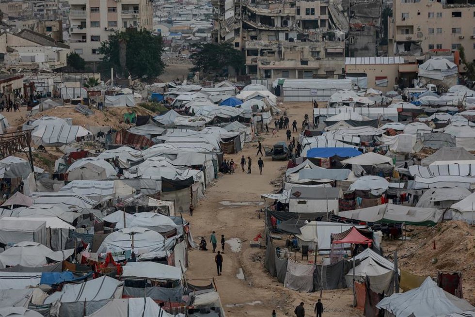 Tiendas de campaña para palestinos desplazados por la ofensiva israelí en la Franja de Gaza