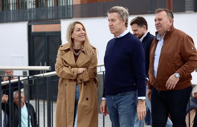 Archivo - El presidente del PP, Alberto Núñez Feijóo (c), la presidenta del PP de Extremadura, María Guardiola (i), y el  alcalde de Lobón, Roberto Romero (d), participan en un acto público, en el Pabellón Municipal Juan de Dios Ordóñez, a 16 de noviembre
