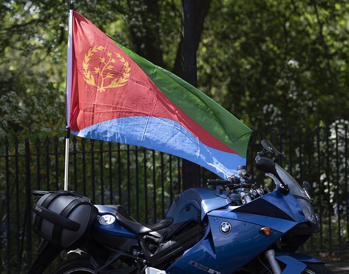Archivo - May 9, 2021, London, United Kingdom: A motorcycle adorned with Eritrea's flag seen before the parade..Car Parade held at Regent's Park in London to Mark Eritrea's 30 Years Independence Anniversary.