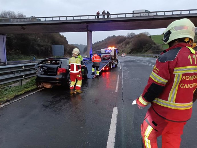 Tres heridos leves en la colisión de tres coches en la A-8 a la altura de Lamadrid