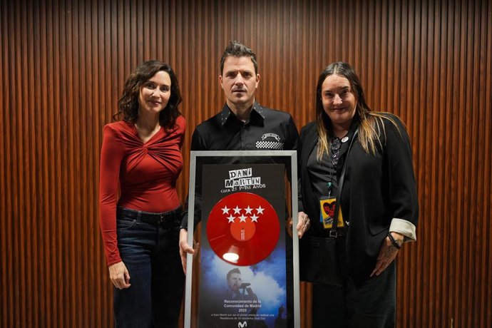 La Comunidad de Madrid ha homenajeado hoy al cantante Dani Martín tras ofrecer 10 conciertos en serie en el Movistar Arena.