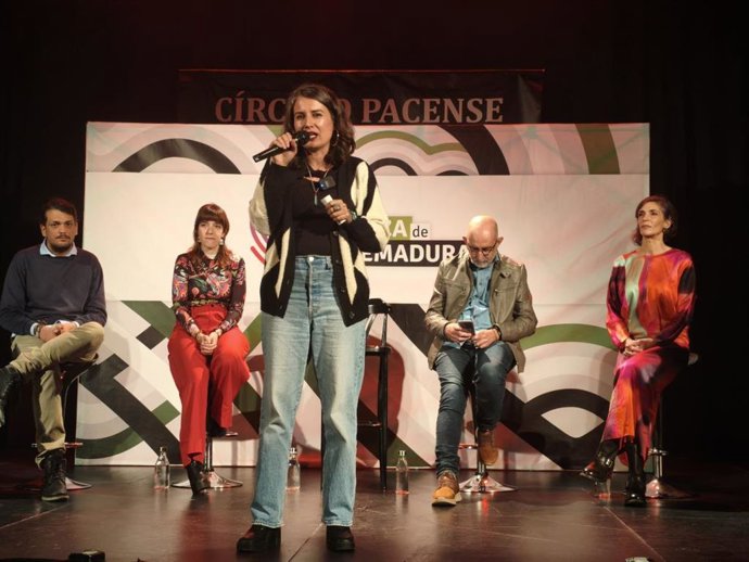 La candidata de Unidas por Extremadura a la Presidencia de la Junta, Irene de Miguel, interviene en el acto de cierre de campaña en Badajoz