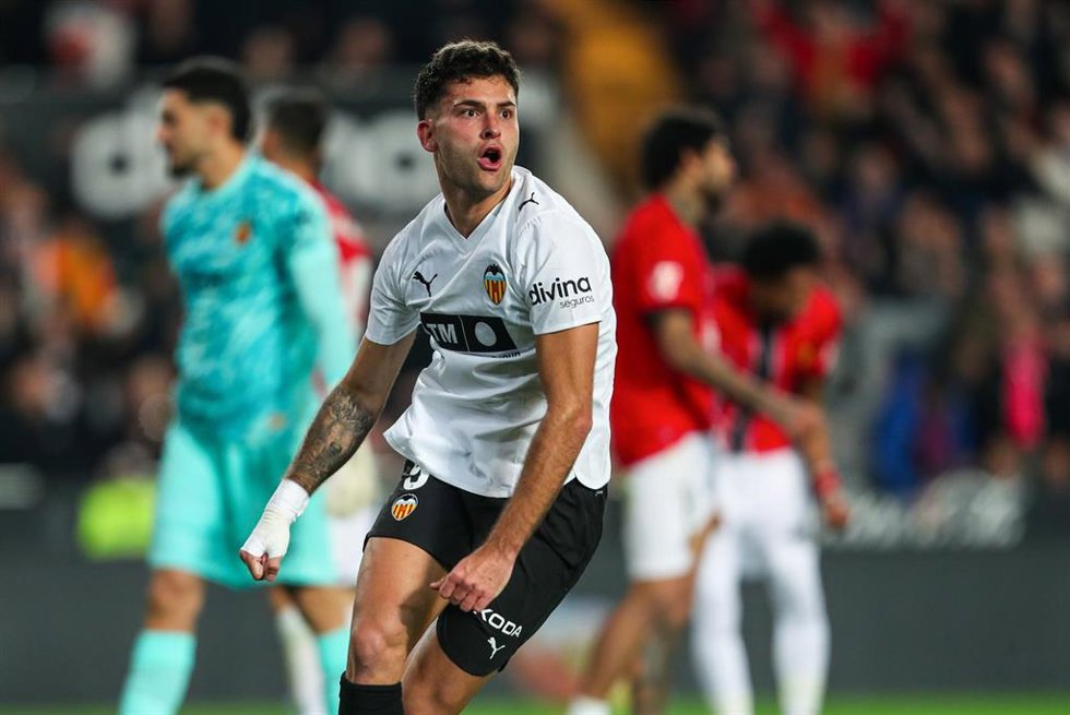 Hugo Duro celebra un gol con el Valencia CF.