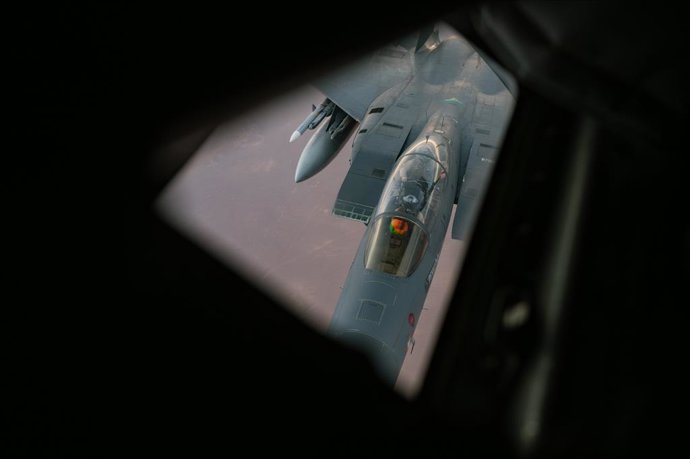 26 de dezembro de 2024, Não divulgado, CENTCOM: Um avião de combate F-15E Strike Eagle da Força Aérea dos EUA reabastece com uma aeronave de reabastecimento KC-135R Stratotanker durante uma surtida como parte da Operação Prosperity Guardian, em 26 de deze