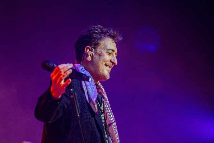 El cantante Manolo García durante un concierto, en el Palacio Municipal IFEMA, a 19 de diciembre de 2025, en Madrid (España).