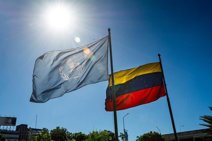 Archivo - Arquivo - 19 de fevereiro de 2023, Caracas, Miranda, Venezuela: A bandeira da ONU e a bandeira venezuelana são hasteadas na sede da ONU Venezuela em Caracas, Venezuela