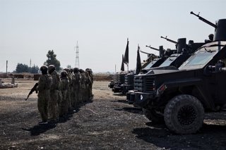 Archivo - February 9, 2025, Raqqa, Syria: Raqqa, February 9, 2025 - A unit of the Syrian Democratic Forces (SDF) prepares to go on patrol in the streets of Raqqa. Although this army is composed of Kurds and Arabs, key positions are held by Kurds. Calls ar
