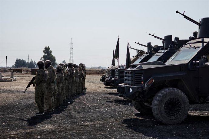 Archivo - Arquivo - 9 de fevereiro de 2025, Raqqa, Síria: Raqqa, 9 de fevereiro de 2025 - Uma unidade das Forças Democráticas da Síria (SDF) se prepara para sair em patrulha nas ruas de Raqqa. Embora esse exército seja composto por curdos e árabes, as pri