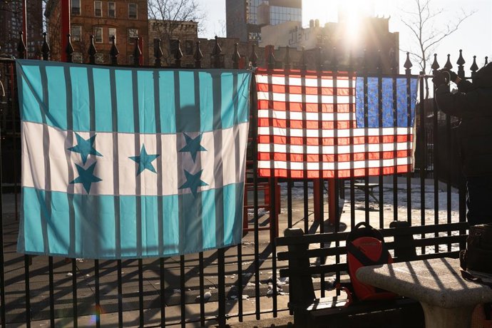 Archivo - Arquivo - 20 de fevereiro de 2024, Manhattan, Ny, Estados Unidos: As bandeiras hondurenha e americana na cerca de aço do lado de fora do Tribunal Distrital dos Estados Unidos para o Distrito Sul em Manhattan. Hernández está sendo julgado no trib