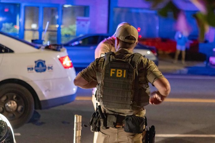 Archivo - Arquivo - 1º de setembro de 2025, Washington, Distrito de Columbia, EUA: Um agente do Federal Bureau of Investigation em uma parada de trânsito em Washington, DC. O agente é um das centenas de policiais federais desviados de suas funções normais