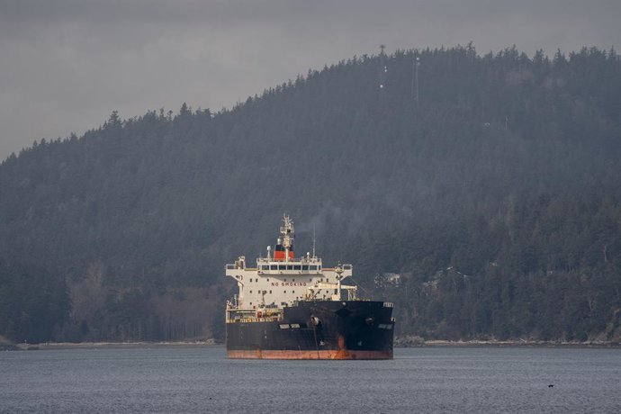 Archivo - March 7, 2022, Anacortes, Washington, USA: An oil tanker waits near the Marathon Anacortes Refinery in Anacortes, Washington on March 7, 2022. Petroleum prices continue to fluctuate as the Russian invasion of Ukraine continues.