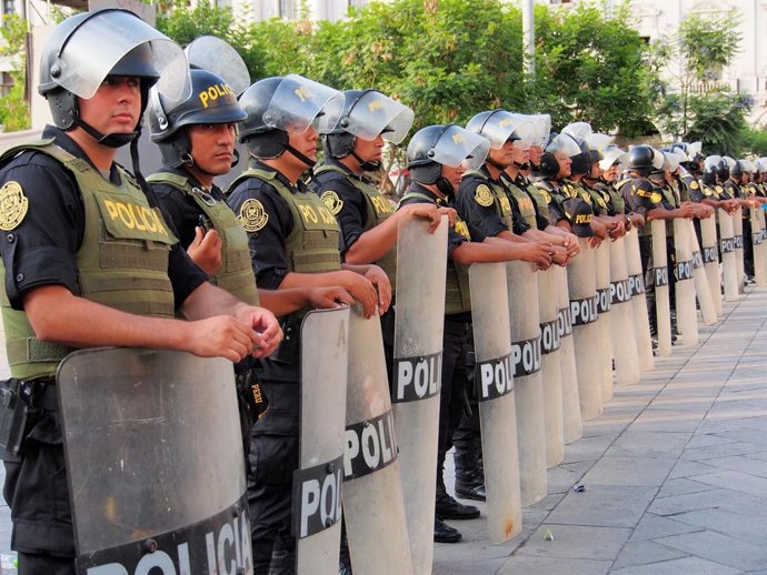 Archivo - Arquivo - 21 de março de 2025, Lima, Peru: A polícia vigia as ruas quando centenas de pessoas saem às ruas para protestar contra a insegurança, a extorsão, os assassinatos e a incapacidade do governo de controlar a situação, enquanto muitos empr