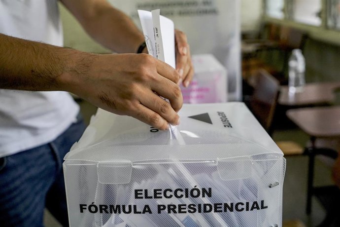 Archivo - Arquivo - 28 de novembro de 2021, Tegucigalpa, Honduras: Um eleitor deposita seu voto em uma seção eleitoral. Honduras realiza eleições gerais para eleger o próximo presidente, mas temores de fraude colocam o país em uma situação tensa