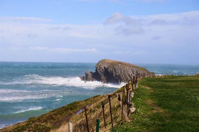 Archivo - Olas rompiendo en Santander.-ARCHIVO