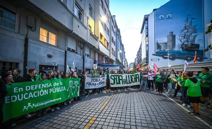 Archivo - Decenas de personas con pancartas durante una manifestación del profesorado cántabro 