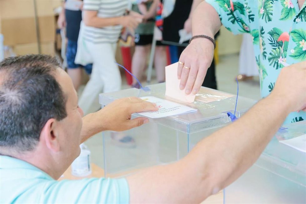 Archivo - Una mujer deposita su voto en un colegio electoral en Mérida