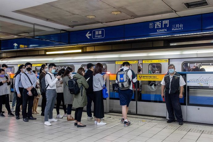 Archivo - Arquivo - 21 de novembro de 2022, Taipei, Taiwan: As pessoas são vistas usando máscaras faciais e fazendo fila no horário de pico em uma das estações de metrô mais movimentadas de Taipei.