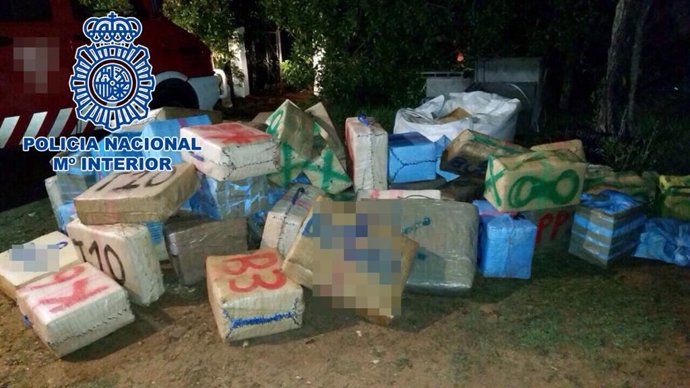 Archivo - Fardos de hachís requisados por la policía nacional durante una redada.