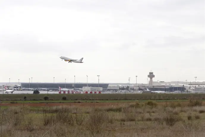 Un avión despega en el aeropuerto de Palma. Archivo.