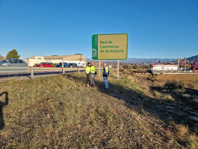 Mejora de los carteles institucionales en la red de carreteras de titularidad autonómica de Almería.