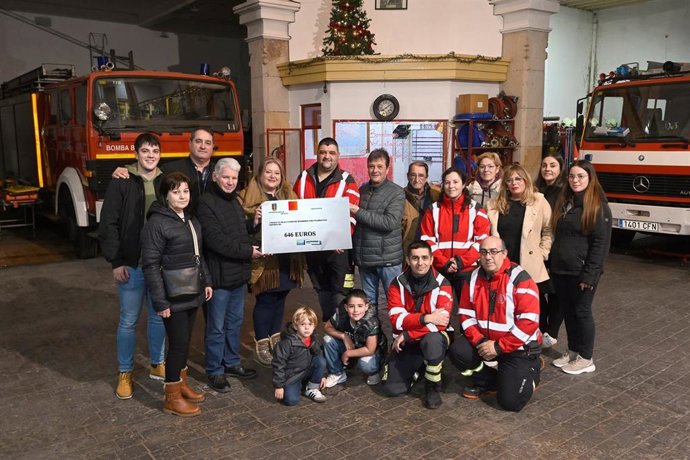 Los vecinos de la calle Alta entregan a los Bomberos Voluntarios la recaudación de las comidas solidarias