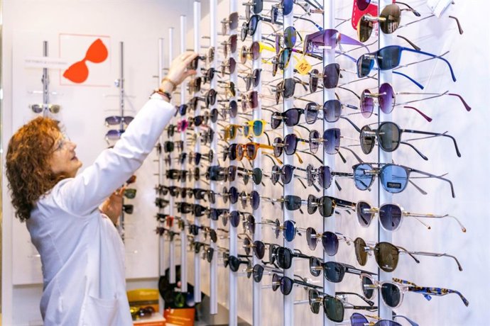 Archivo - Imagen de una mujer trabajando en una óptica. (Foto de archivo).
