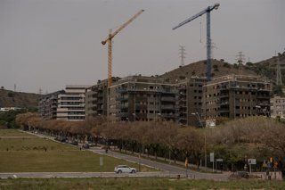 Archivo - Viviendas en construcción.
