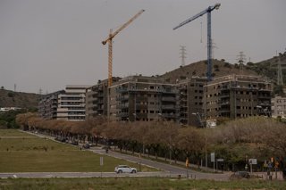 Archivo - Viviendas en construcción, a 8 de abril de 2024, en Barcelona, Catalunya (España). El valor medio de la vivienda, nueva y usada, en España ha subido entre enero y marzo de este año solo un 0,1% respecto al último trimestre de 2023, mientras que 