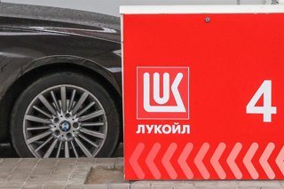 Archivo - RUSSIA, MOSCOW - NOVEMBER 12, 2025: A view of a Lukoil logo at a filling station on Kalanchevskaya Street