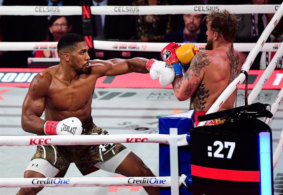 Anthony Joshua y Jake Paul en su combate en el Kaseya Center de Miami