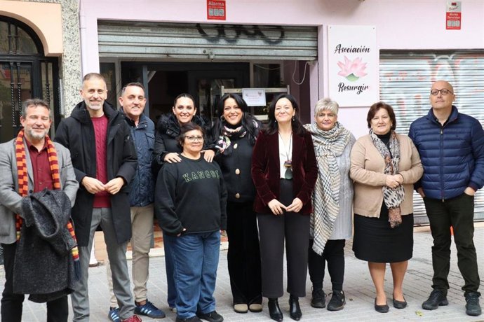 La secretaria general del PSOE de Córdoba, Rafi Crespín, felicita la Navidad desde la asociación Resurgir, en el barrio de Moreras.