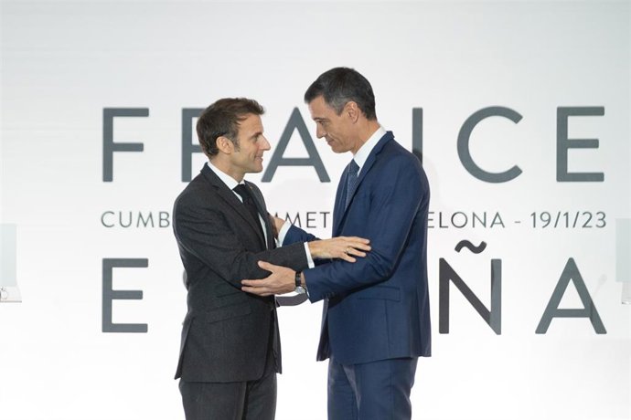 Archivo - El presidente de Francia, Emmanuel Macron (i) y el presidente del Gobierno, Pedro Sánchez (d), se abrazan tras la firma de un Tratado de Amistad entre sus respectivos países, durante la XXVII Cumbre Hispano-Francesa