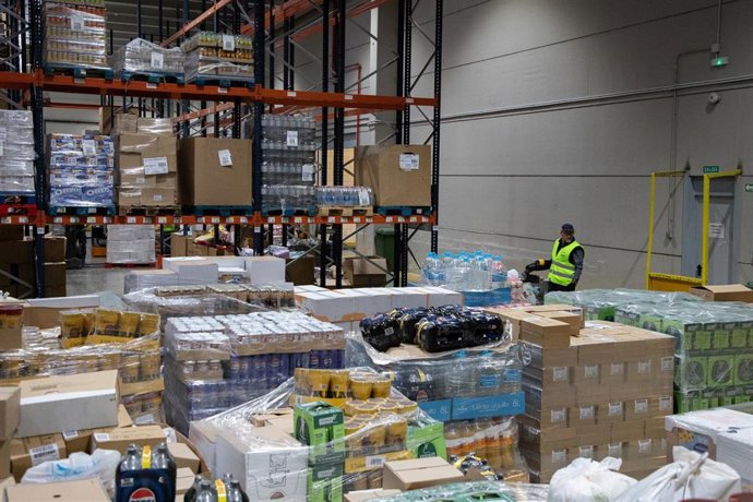 Archivo - Miembros de la Federación Española de Bancos de Alimento (FESBAL) realizando labores de recogida de alimentos, en un supermercado de Alcobendas, a 22 de noviembre de 2024, en Alcobendas, Madrid (España).