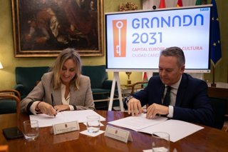 El presidente de ACP Granada, Juan de Dios Molinero Moreno, y la alcaldesa de Granada, Marifrán Carazo.