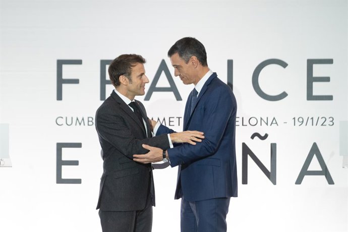 Archivo - El presidente de Francia, Emmanuel Macron (i) y el presidente del Gobierno, Pedro Sánchez (d), se abrazan tras la firma de un Tratado de Amistad entre sus respectivos países, durante la XXVII Cumbre Hispano-Francesa, en el Museo Nacional de Arte