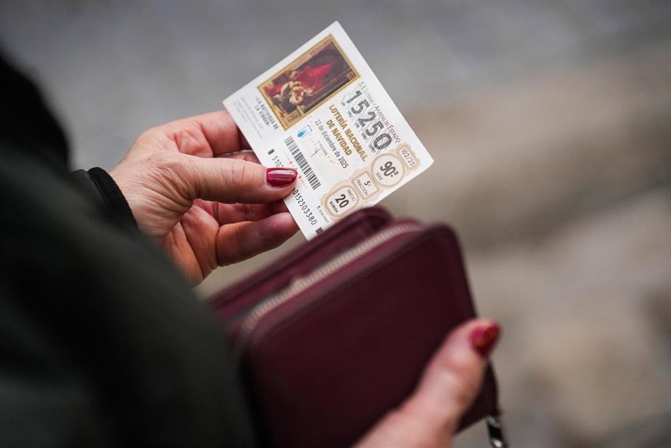 Imagen en Sevilla de las últimas compras de lotería a pocos días para el Sorteo Extraordinario de Navidad, la popularmente conocida como el Gordo de Navidad. A 18 de diciembre de 2025, en Sevilla (Andalucía, España). Según los registros,Sevilla capital