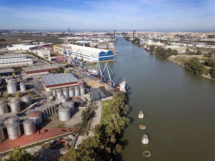 Archivo - Panorámica de la Zona Franca de Sevilla.