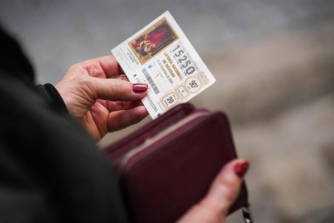 Imagen en Sevilla de las últimas compras de lotería a pocos días para el Sorteo Extraordinario de Navidad, la popularmente conocida como el Gordo de Navidad.