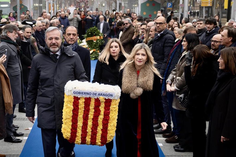 El presidente del Gobierno de Aragón, Jorge Azcón, acompañado de la vicepresidenta, Mar Vaquero, y de los consejeros José Luis Bancalero y Claudia Pérez Forniés en la ofrenda de  homenaje al Justiciazgo en su 434 aniversario este sábado en la plaza Arag