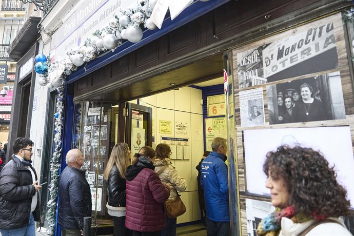Cola en la administración de loterías de Doña Manolita, a 12 de diciembre de 2025, en Madrid (España). 