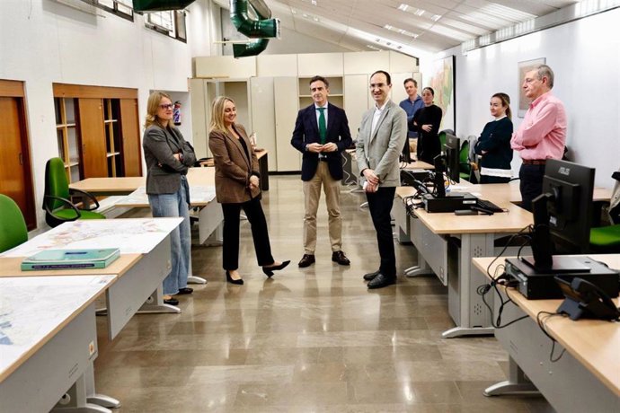 Archivo - La alcaldesa de Granada, Marifrán Carazo, visitó la oficina redactora del PGOM con motivo de su activación en la Plaza del Carmen