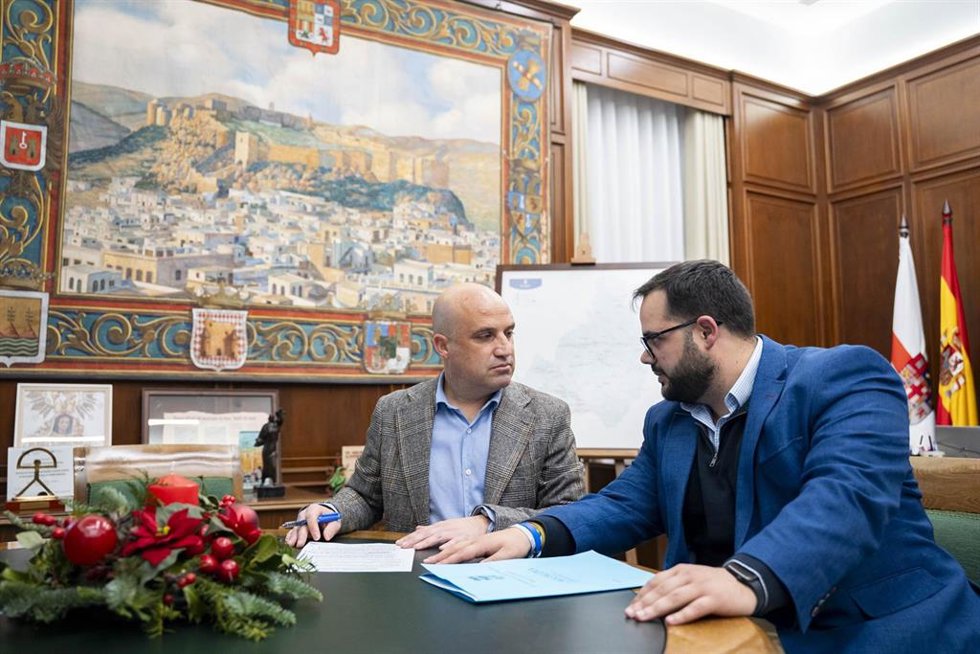 El presidente de la Diputación de Almería se reúne con el alcalde de Zurgena.