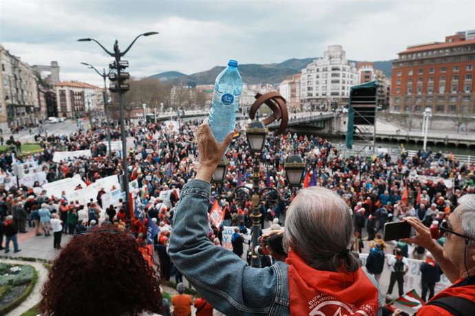 Archivo - Cientos de personas protestan durante una manifestación para reclamar una pensión mínima de 1.080 euros, desde la plaza Moyúa, a 18 de marzo de 2023, en Bilbao