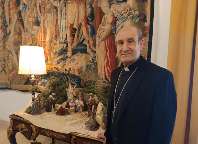 El obispo de Córdoba, Jesús Fernández, ante el Nacimiento instalado en su despacho.